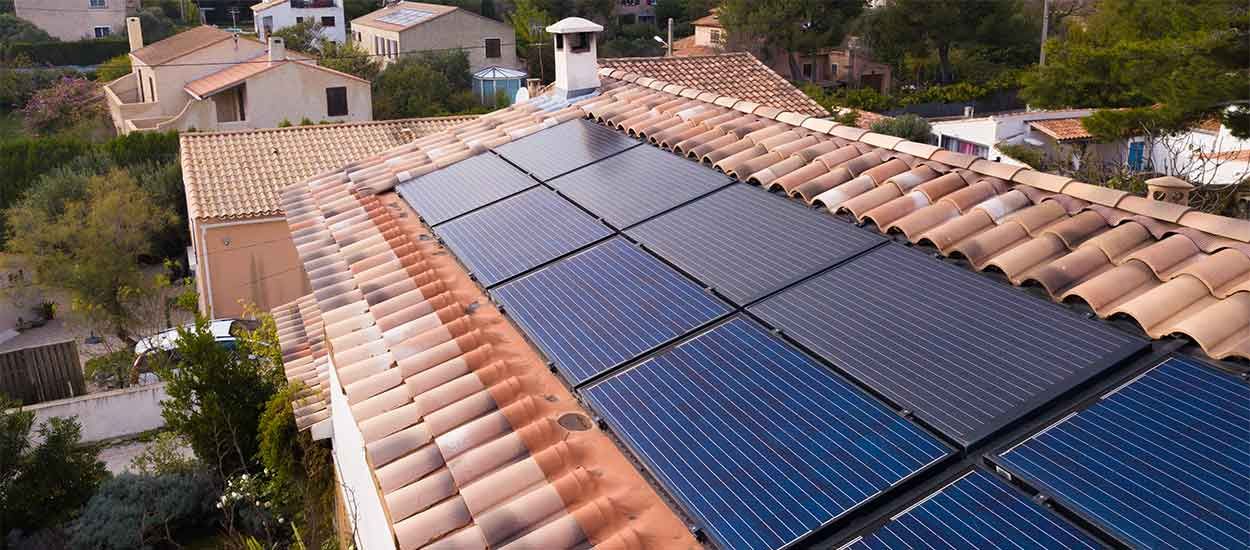 Ce panneau solaire 2 en 1 produit de l'électricité et chauffe l'eau de la maison