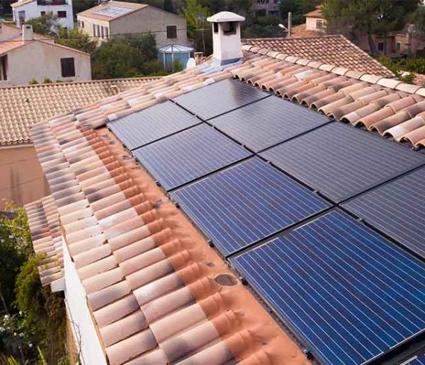 Ce panneau solaire 2 en 1 produit de l'électricité et chauffe l'eau de la maison