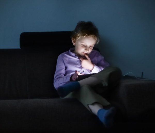 Pour que vos enfants passent moins de temps sur leurs écrans, lâchez votre smartphone !