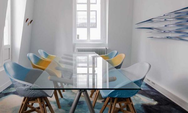 3 designers qui ont fait du vieux plastique recyclé des chaises design