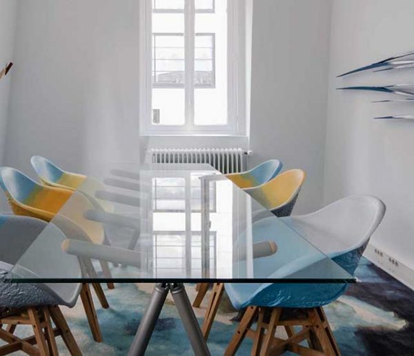 3 designers qui ont fait du vieux plastique recyclé des chaises design