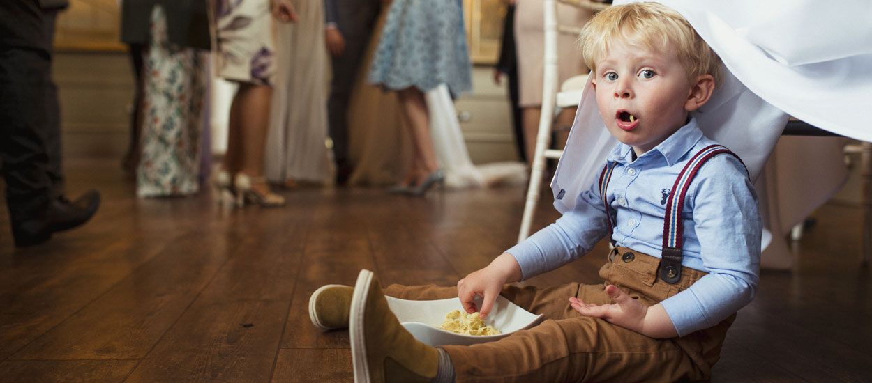 Assis par terre, sur son canapé, à table : quelle est la meilleure position pour manger ?