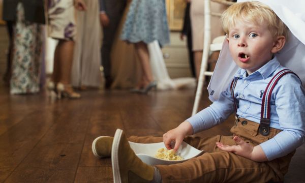 Assis par terre, sur son canapé, à table : quelle est la meilleure position pour manger ?