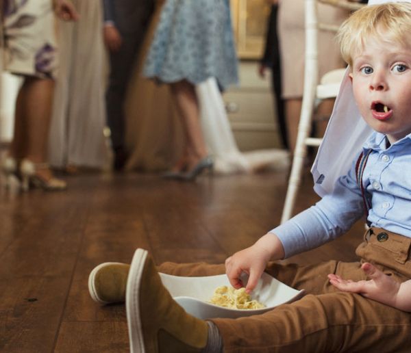 Assis par terre, sur son canapé, à table : quelle est la meilleure position pour manger ?