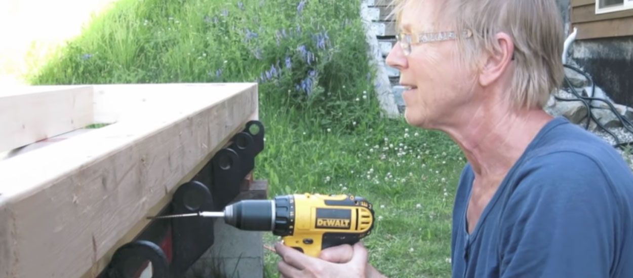 Cette retraitée a construit seule sa tiny house dans le jardin d'une amie