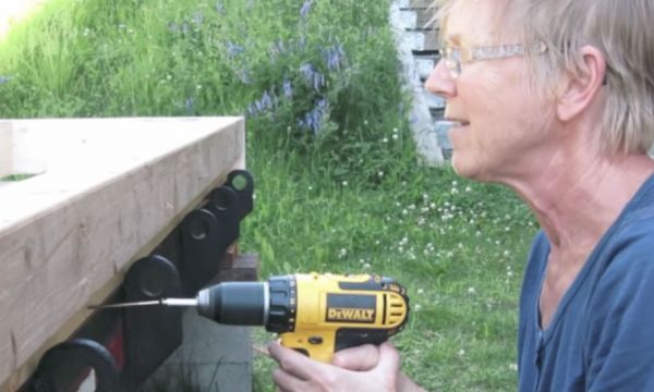 Cette retraitée a construit seule sa tiny house dans le jardin d'une amie