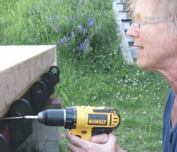 Cette retraitée a construit seule sa tiny house dans le jardin d'une amie