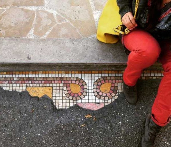 Cet artiste répare les trottoirs avec des mosaïques et embellit la ville