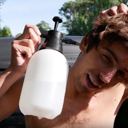 Ce voyageur vous montre comment prendre une douche avec seulement 2 litres d'eau