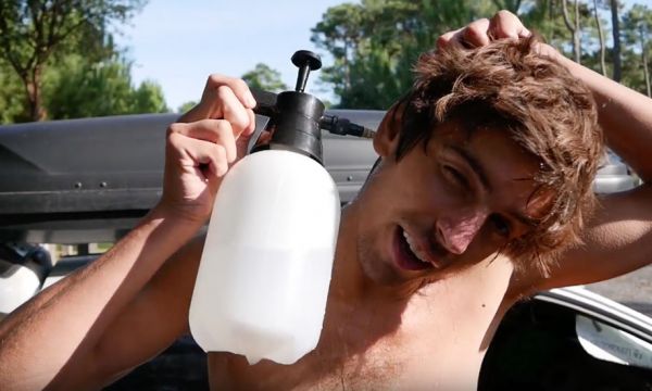 Ce voyageur vous montre comment prendre une douche avec seulement 2 litres d'eau