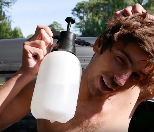 Ce voyageur vous montre comment prendre une douche avec seulement 2 litres d'eau