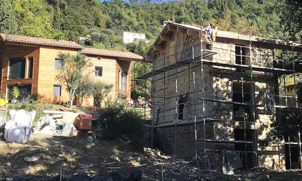 Ces maisons sont construites avec les terres de déblais récupérées sur place