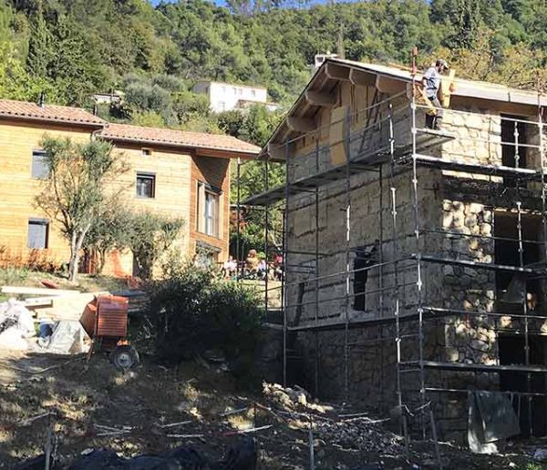 Ces maisons sont construites avec les terres de déblais récupérées sur place