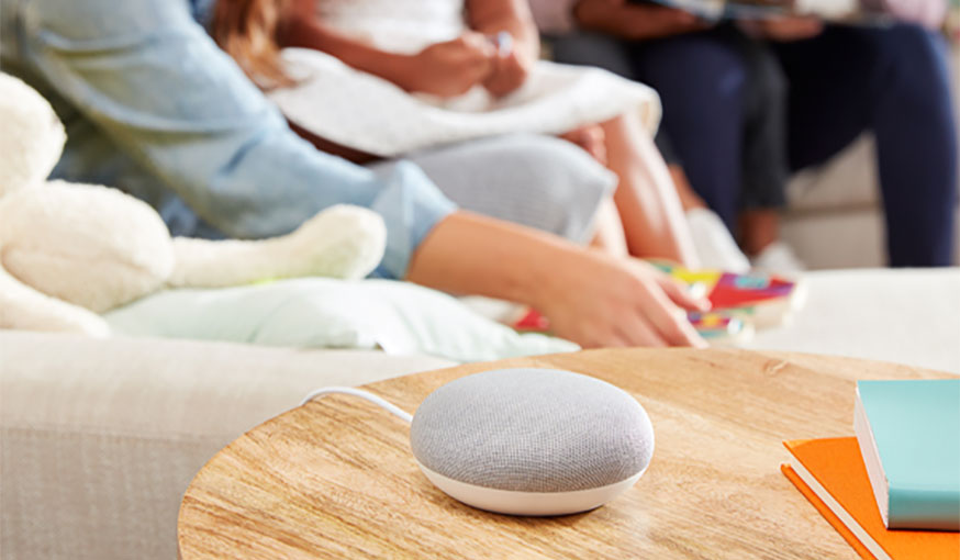 Enceinte Google Home Mini dans le salon 