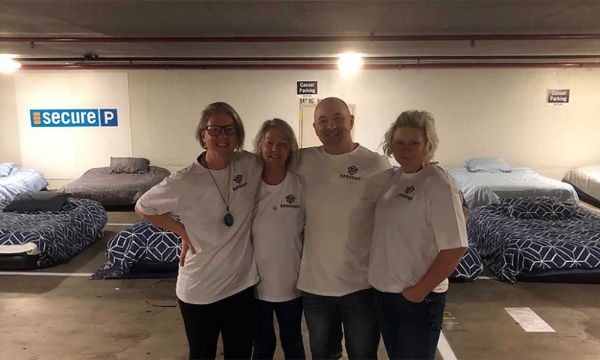 Cette association a transformé un parking souterrain vide en dortoirs pour les SDF
