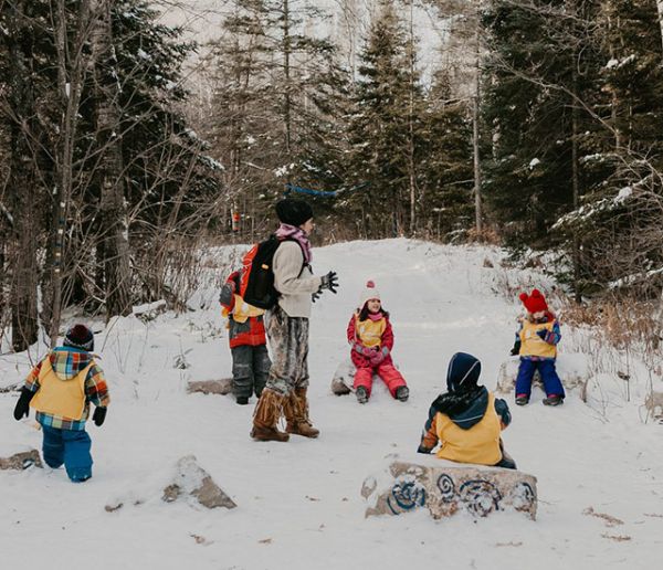 Garderie en plein air : et si votre enfant passait toutes ses journées dans la forêt ?