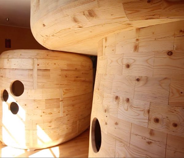 Ce papa a construit trois mini cabanes pour que ses enfants dorment dans la même chambre