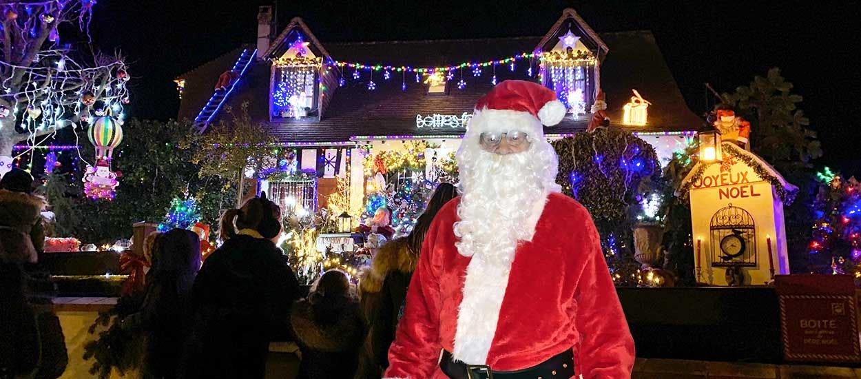 Depuis 10 ans, Maurice transforme son jardin en véritable village du Père Noël pour le bonheur des passants