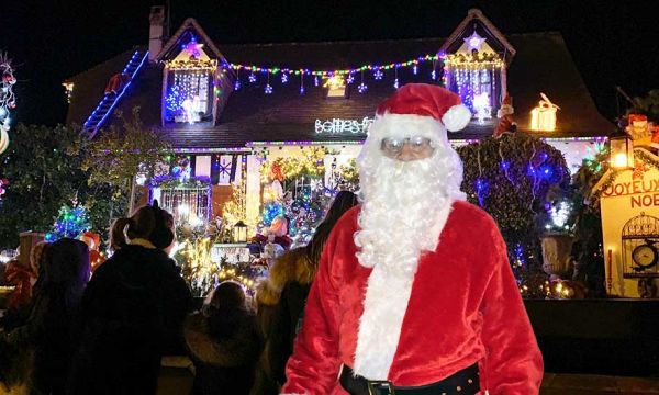 Depuis 10 ans, Maurice transforme son jardin en véritable village du Père Noël pour le bonheur des passants