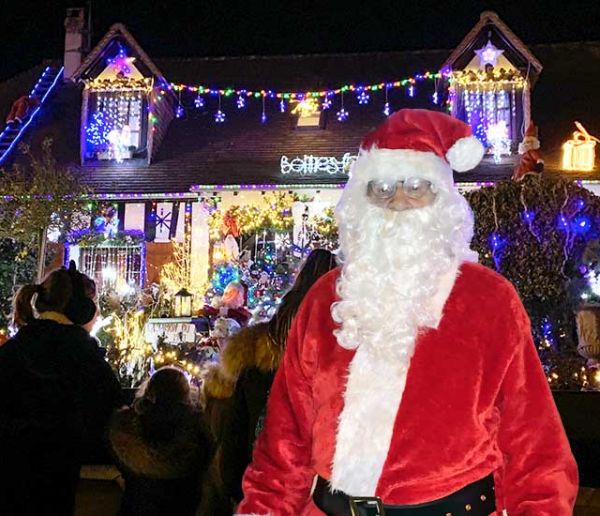 Depuis 10 ans, Maurice transforme son jardin en véritable village du Père Noël pour le bonheur des passants