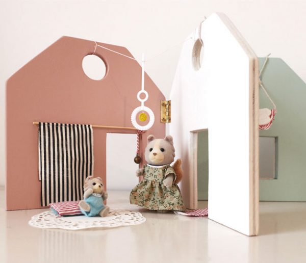 Tuto : Fabriquez une adorable maison de poupées qui se referme comme un livre