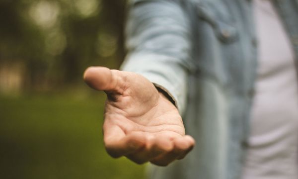 Dans plusieurs villes, des bénévoles offrent aux personnes sans-abri des cadeaux pour Noël