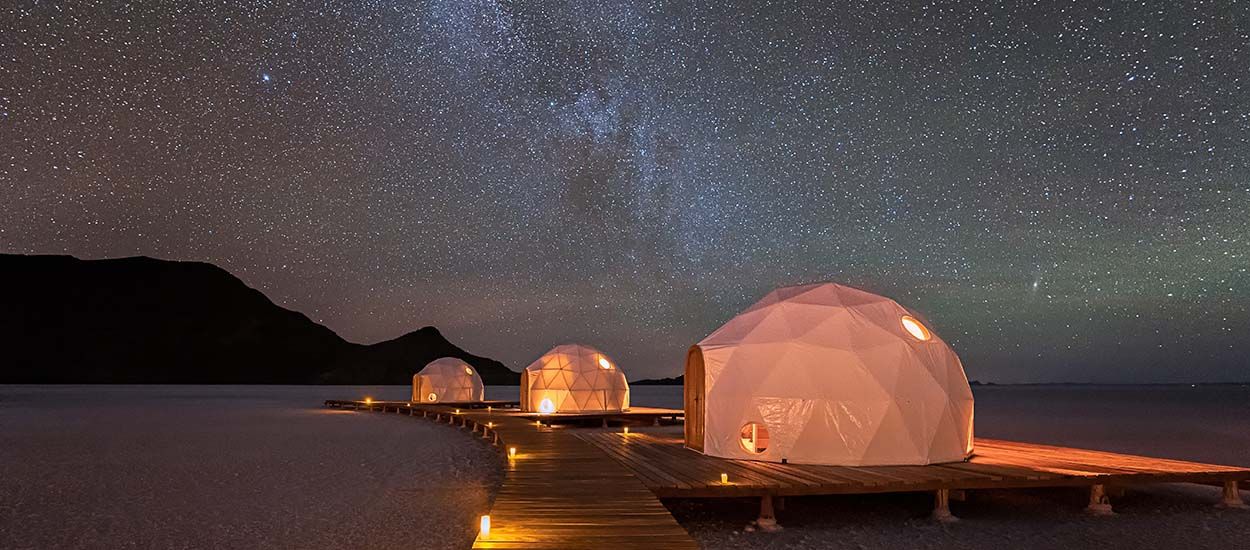 Destination de rêve : dormir dans des dômes au milieu du désert bolivien et se croire sur la Lune