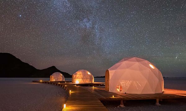 Destination de rêve : dormir dans des dômes au milieu du désert bolivien et se croire sur la Lune