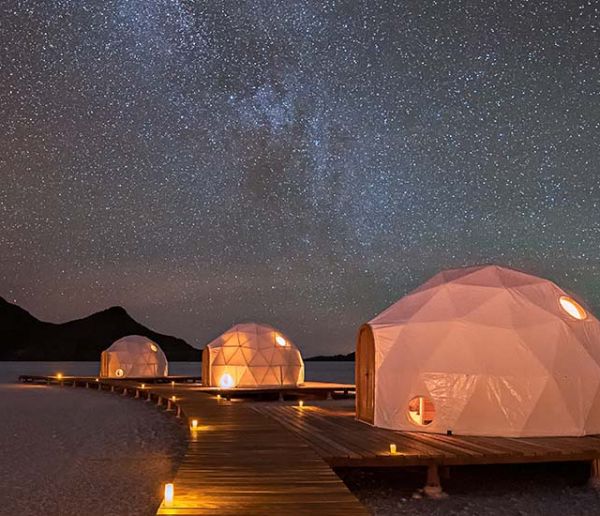 Destination de rêve : dormir dans des dômes au milieu du désert bolivien et se croire sur la Lune