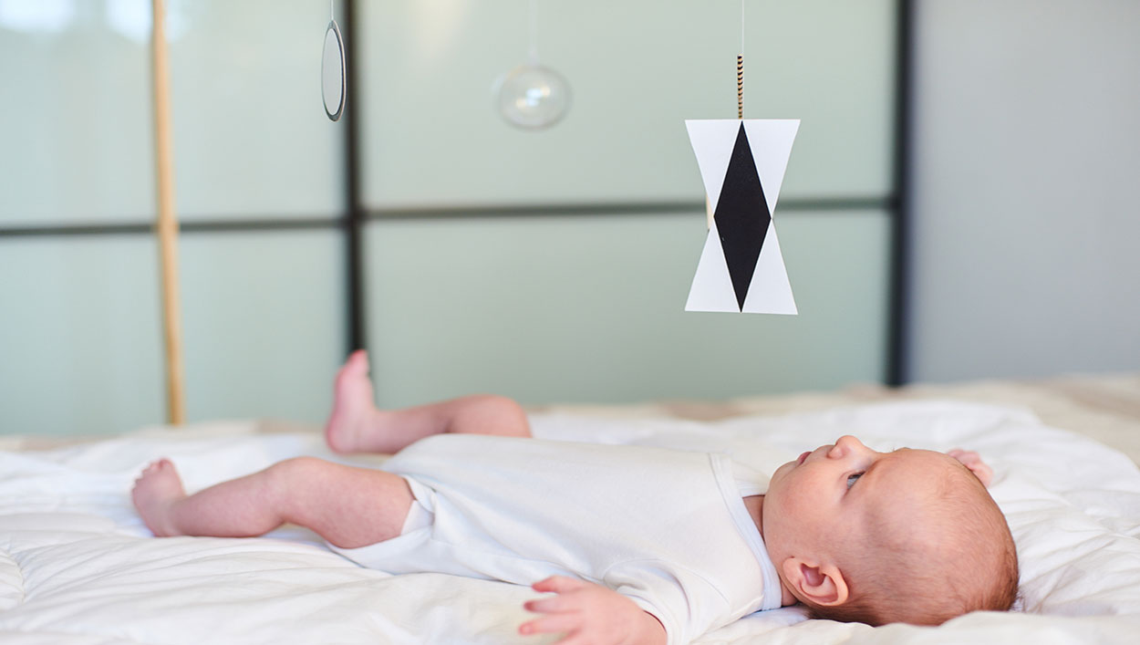 Comment Choisir Et Fabriquer Un Mobile Montessori En Fonction De L Age De Bebe