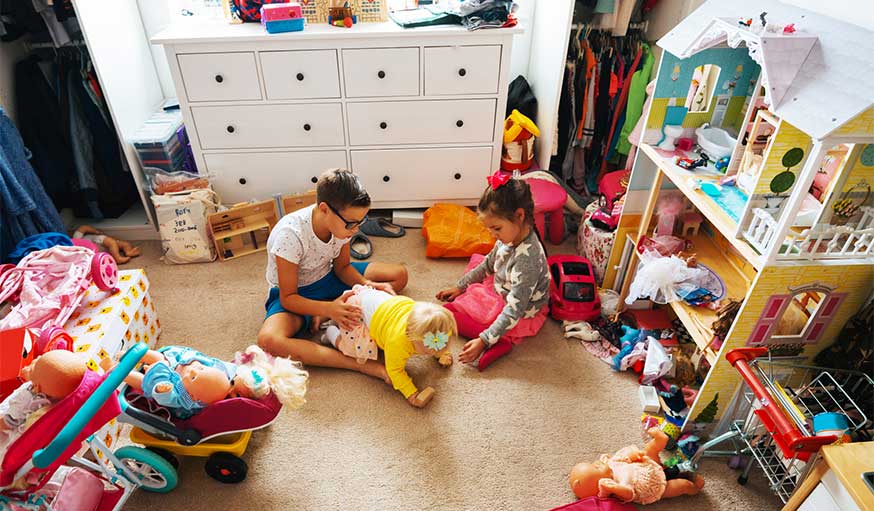 chambre avec beaucoup de jouets