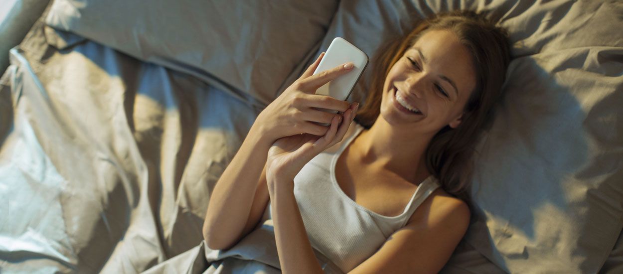 Ces jeunes couples dorment ensemble, mais par Skype