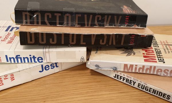 Il découpe ses livres en deux et déclenche la fureur de Twitter
