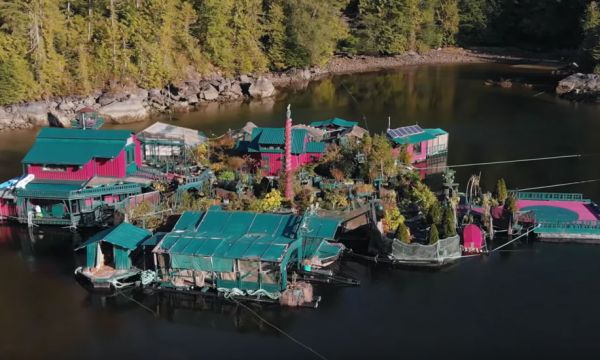 Ce couple de Canadiens a créé sa propre île et vit dessus depuis 27 ans