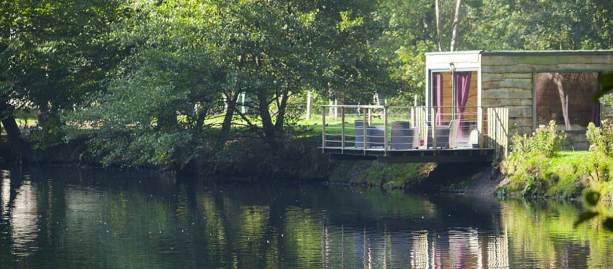 Ce couple a transformé un ancien container en cabane en bois