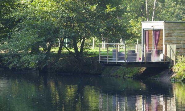 Ce couple a transformé un ancien container en cabane en bois