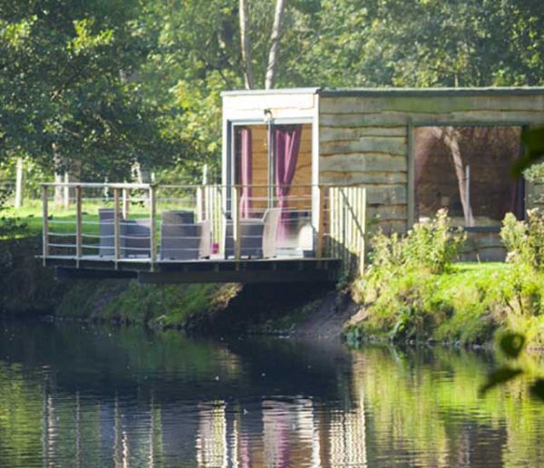 Ce couple a transformé un ancien container en cabane en bois