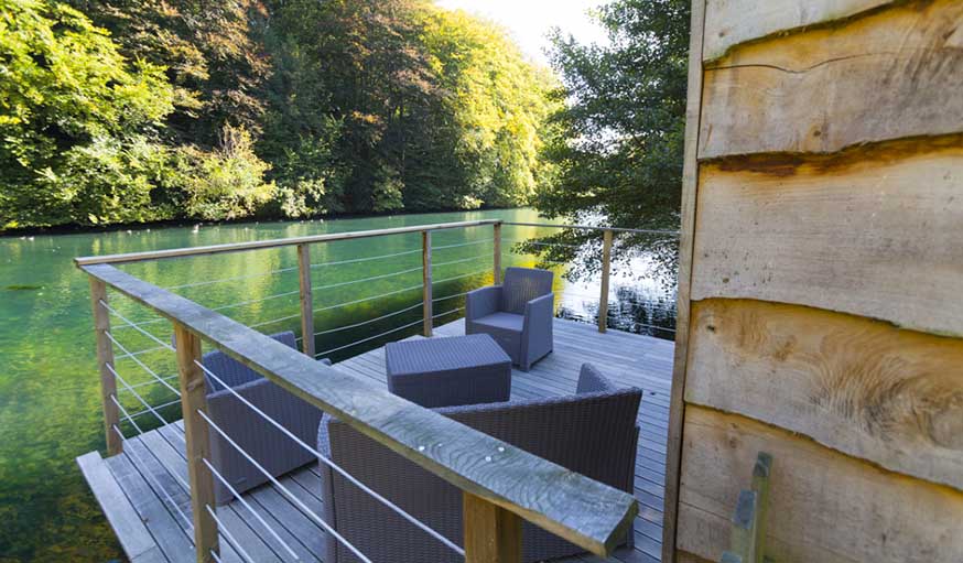 La terrasse en bois donne l'impression de flotter sur l'eau 