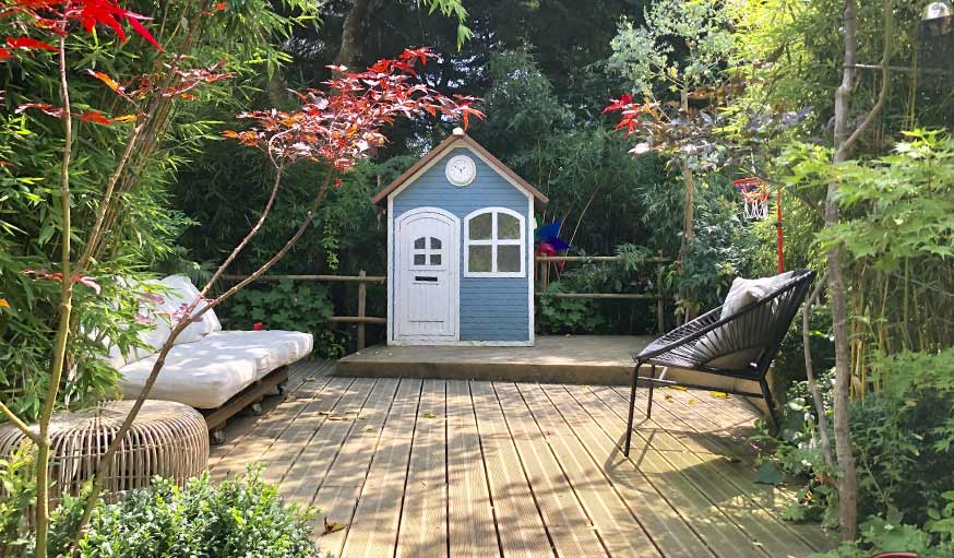 jardin exotique terrasse en bois et petite cabane