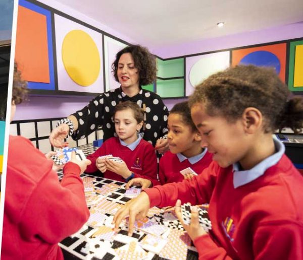 Une artiste et 180 enfants ont construit une maison entièrement en Lego