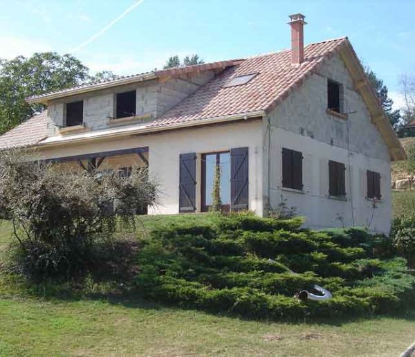 Ils ont reconstruit leur maison incendiée grâce à la solidarité de leurs amis et de leurs artisans