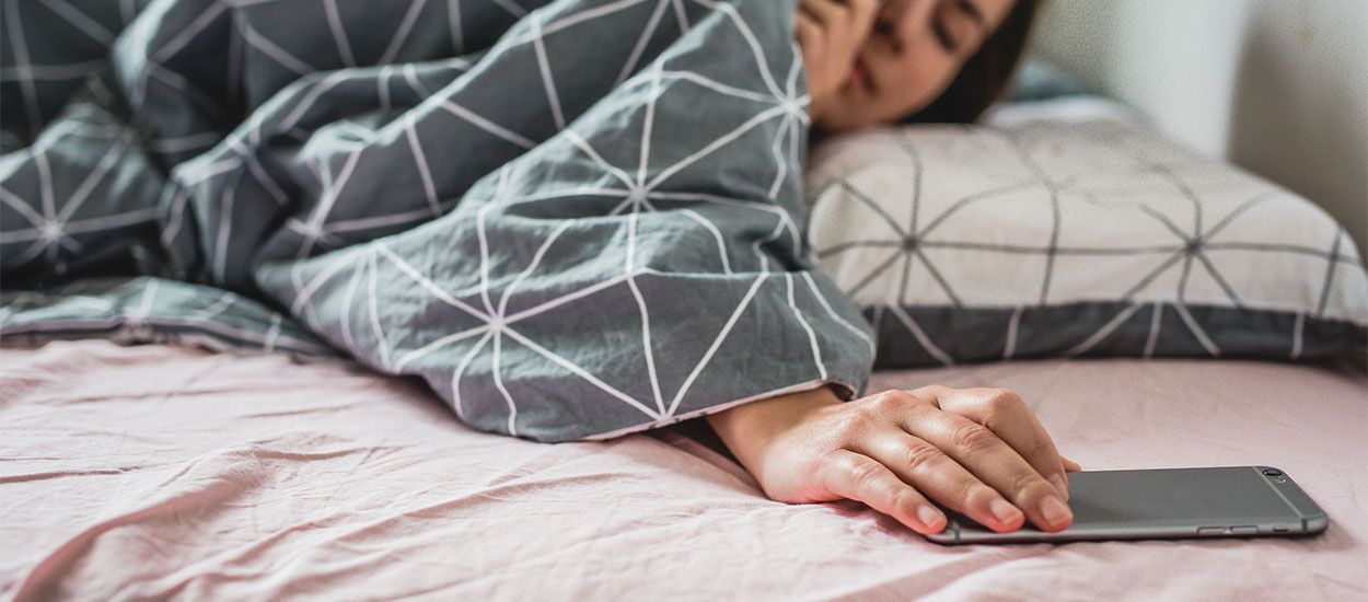 Est-ce vraiment dangereux de laisser son téléphone à recharger sur son lit ?