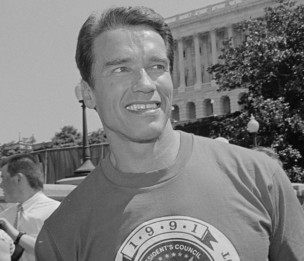 Arnold Schwarzenegger partage sa méthode pour faire de la muscu à la maison