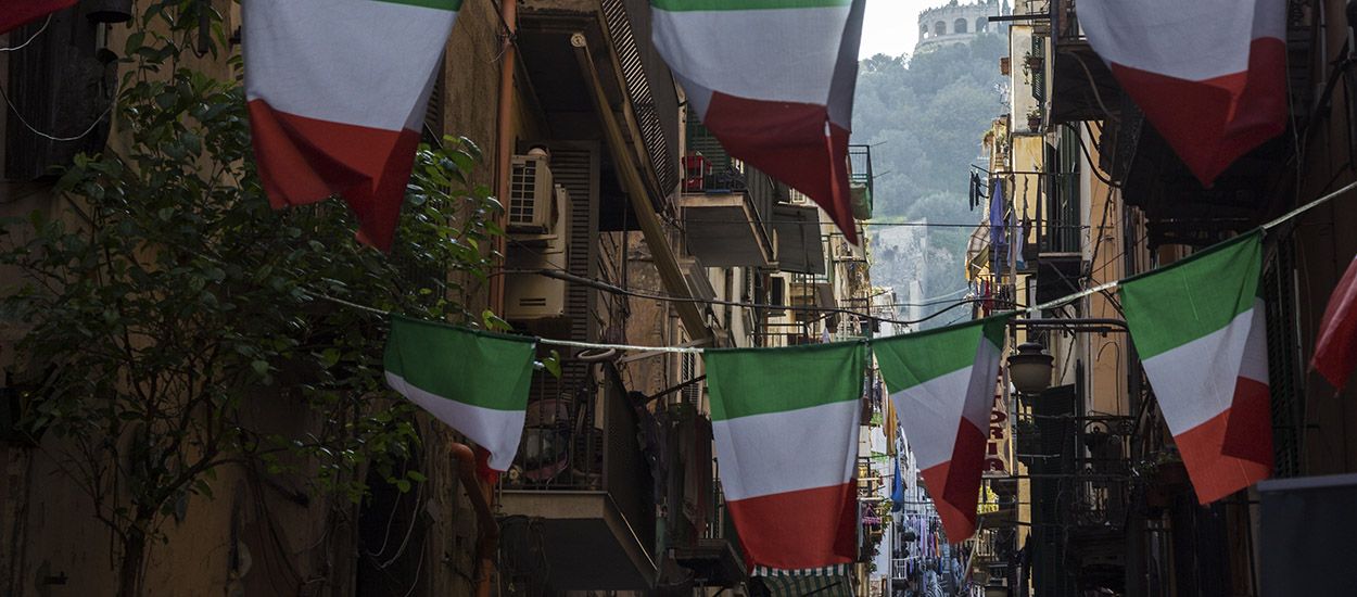 Chants et concerts improvisés depuis leur balcon pour les Italiens confinés chez eux