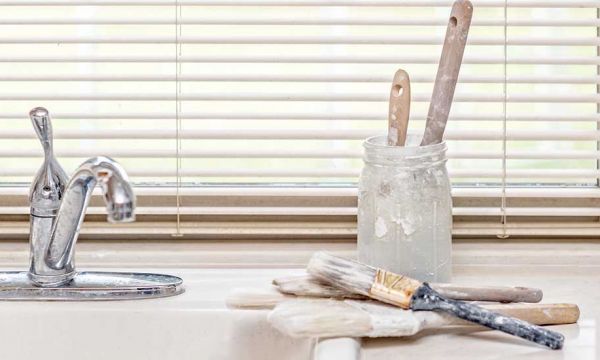Peinture : comment éviter que vos pinceaux ne s'abîment (et laissent des poils partout) ?