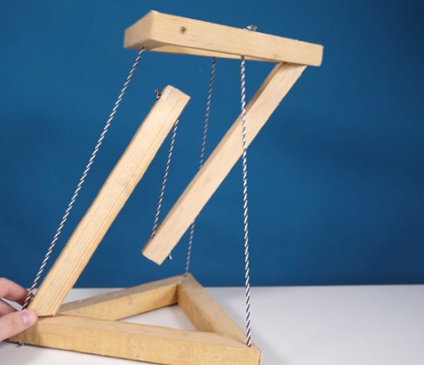 Ce tuto de construction en tenségrité défie les lois de la gravité !