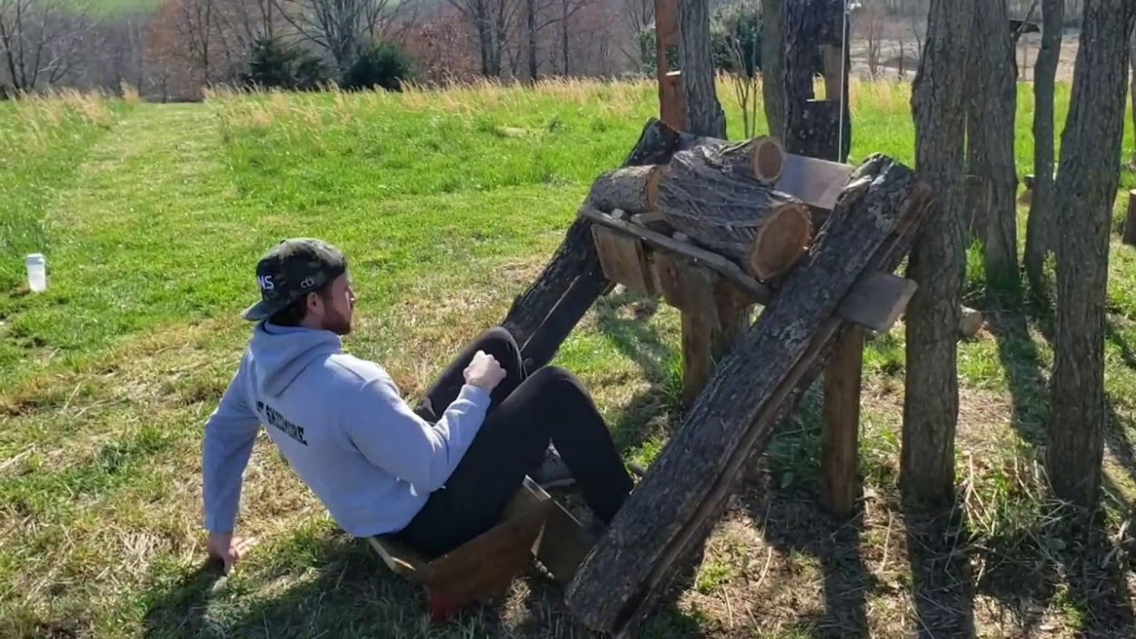 Confinement : cet homme a reproduit une salle de sport avec les arbres de son jardin