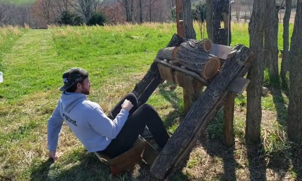 Confinement : cet homme a reproduit une salle de sport avec les arbres de son jardin