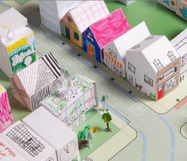 Activité pour les enfantes : créer une ville et une tour en origamis