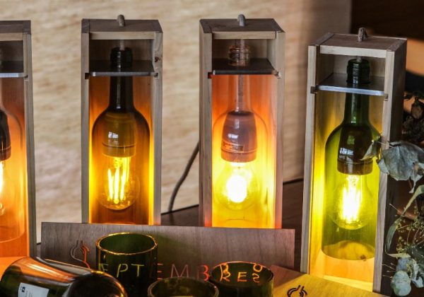 Upcycling : cet artisan recycle des bouteilles de vin pour en faire des  objets décoratifs